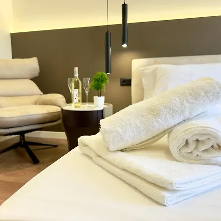 Seafront Penthouse With Sunset Views & Jacuzzi