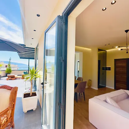 Seafront Penthouse With Sunset Views & Jacuzzi