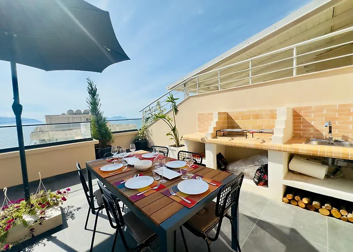 Apartmán Seafront Penthouse With Sunset Views & Jacuzzi Vlorë