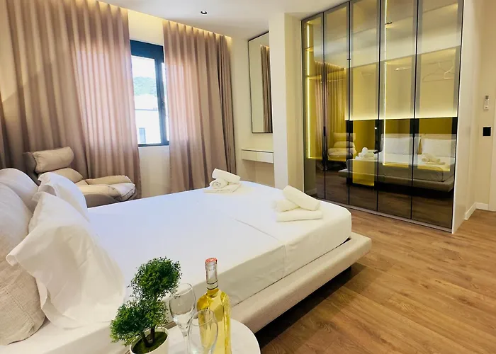 Seafront Penthouse With Sunset Views & Jacuzzi