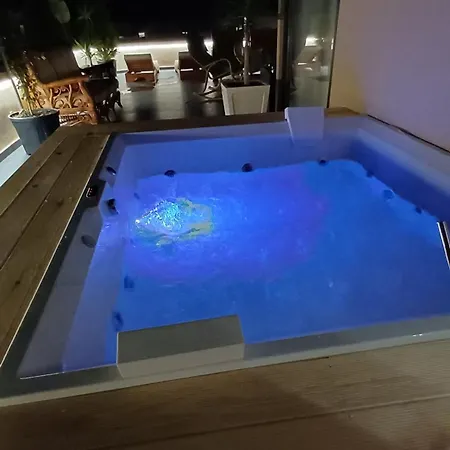 Апартаменты Seafront Penthouse With Sunset Views & Jacuzzi *