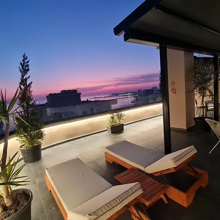 Seafront Penthouse With Sunset Views & Jacuzzi شقة فلورا