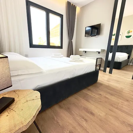 Seafront Penthouse With Sunset Views & Jacuzzi Vlorë