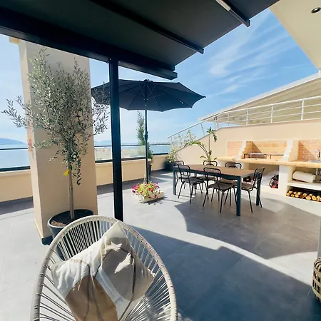 Seafront Penthouse With Sunset Views & Jacuzzi شقة *