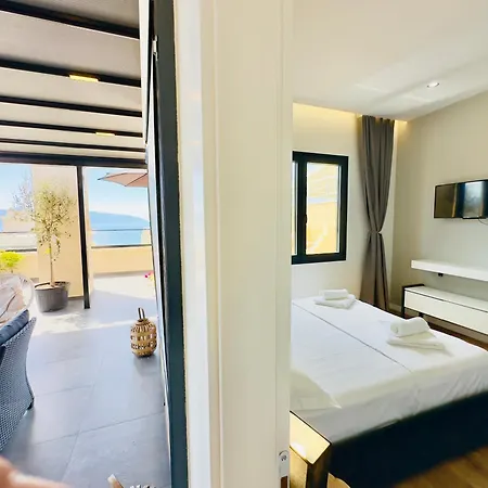 Seafront Penthouse With Sunset Views & Jacuzzi شقة