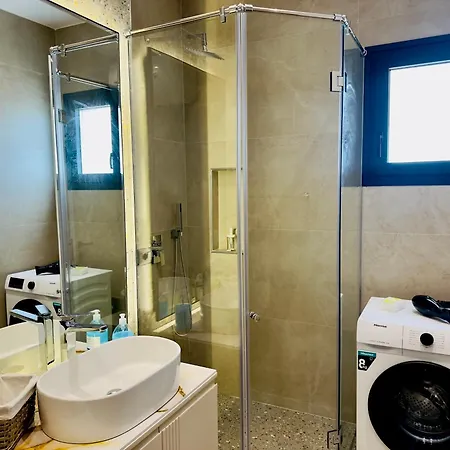 Seafront Penthouse With Sunset Views & Jacuzzi شقة فلورا