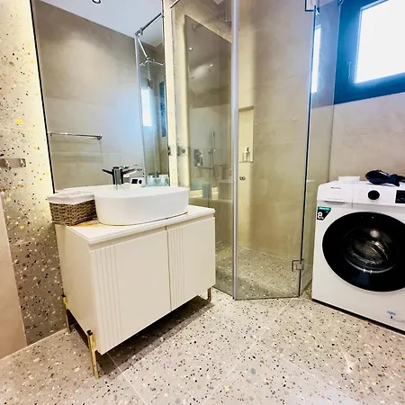 Seafront Penthouse With Sunset Views & Jacuzzi * Влёра