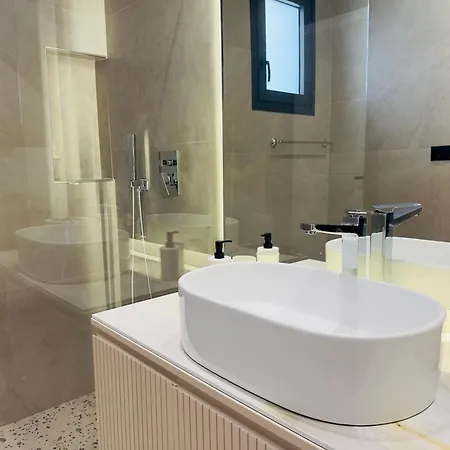 Seafront Penthouse With Sunset Views & Jacuzzi شقة