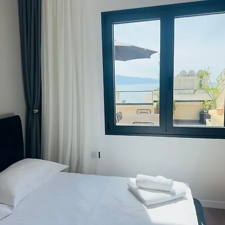 Seafront Penthouse With Sunset Views & Jacuzzi Влёра