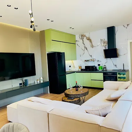 Seafront Penthouse With Sunset Views & Jacuzzi شقة