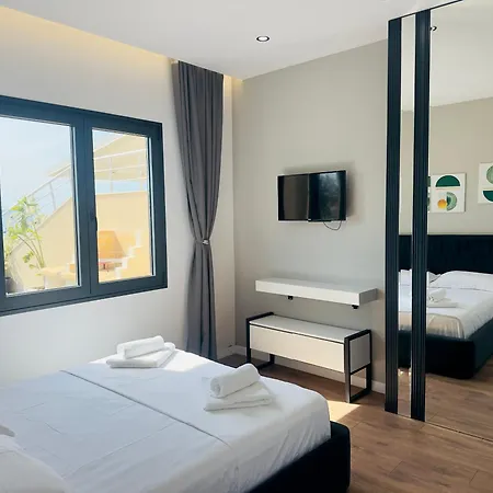 Seafront Penthouse With Sunset Views & Jacuzzi فلورا