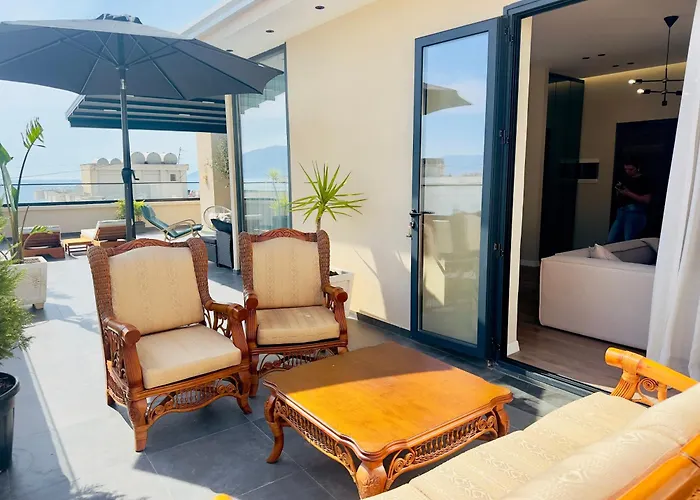 Seafront Penthouse With Sunset Views & Jacuzzi Vlora