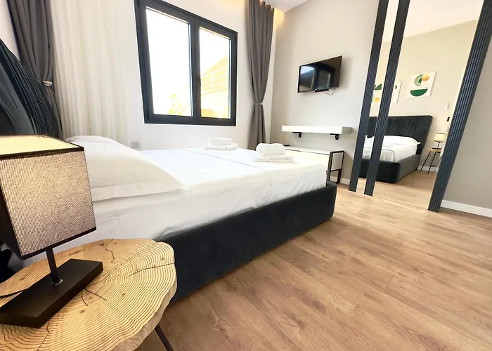 Seafront Penthouse With Sunset Views & Jacuzzi Vlorë