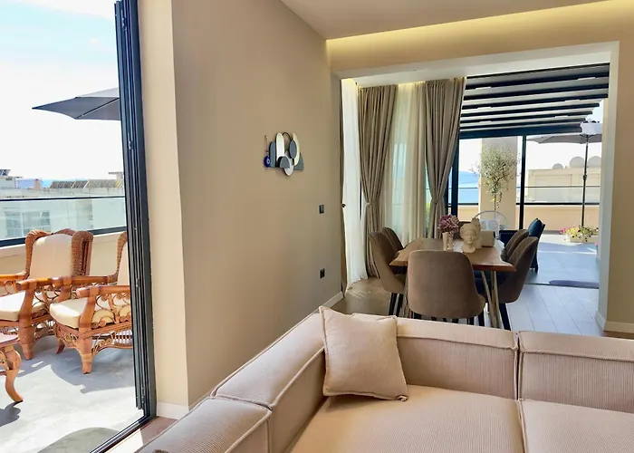 Seafront Penthouse With Sunset Views & Jacuzzi Vlora