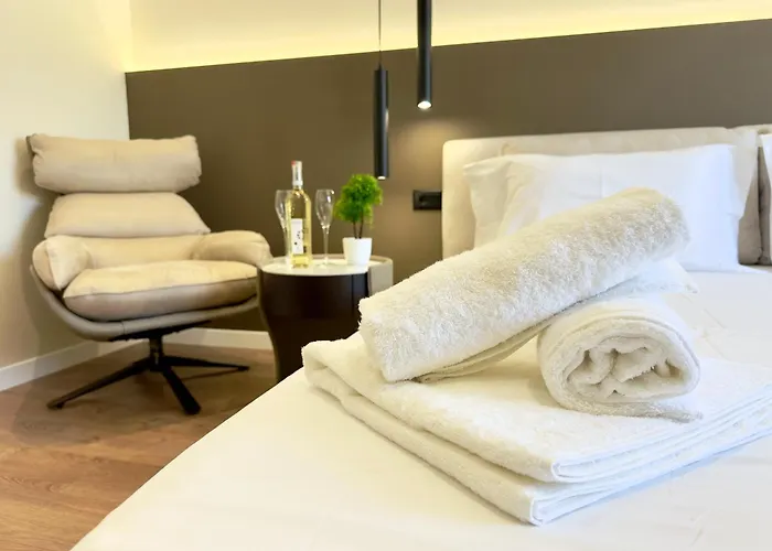 Seafront Penthouse With Sunset Views & Jacuzzi