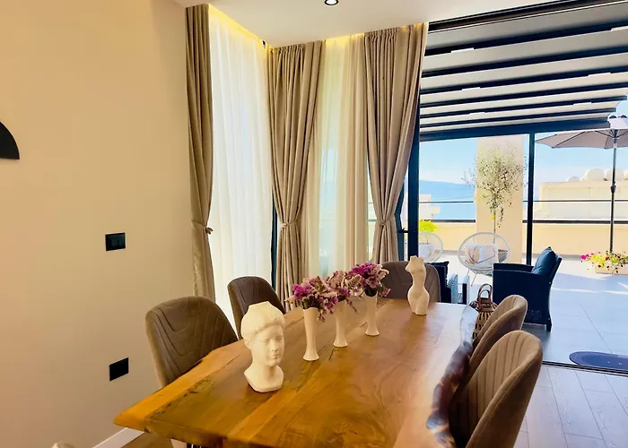 Apartman Seafront Penthouse With Sunset Views & Jacuzzi