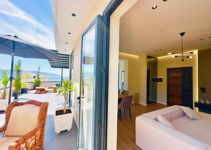 Seafront Penthouse With Sunset Views & Jacuzzi