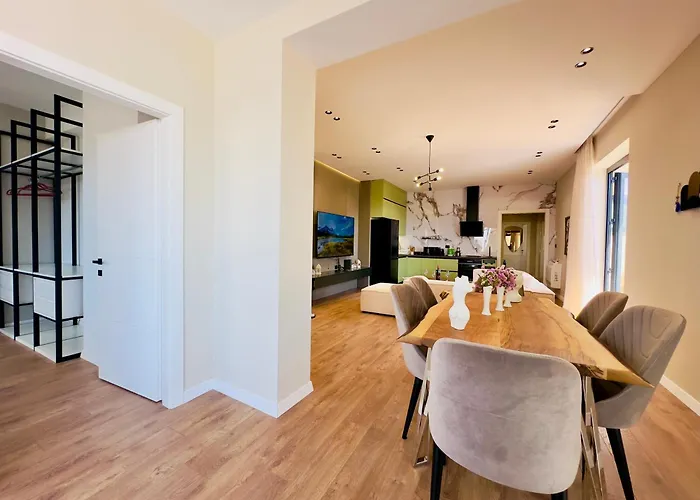 Apartman Seafront Penthouse With Sunset Views & Jacuzzi