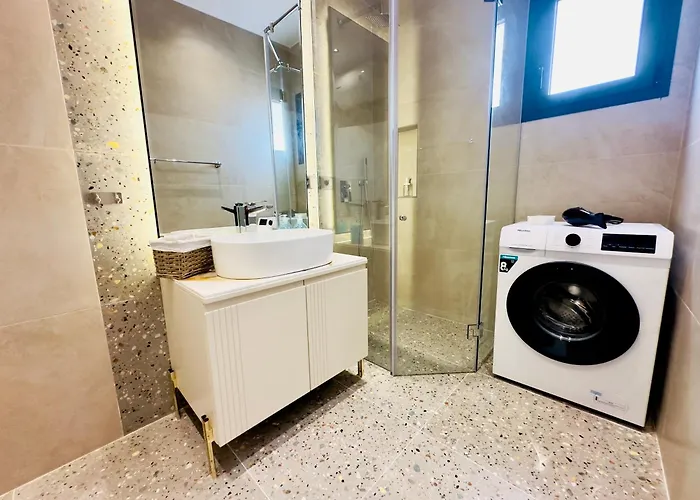 Seafront Penthouse With Sunset Views & Jacuzzi * Vlorë