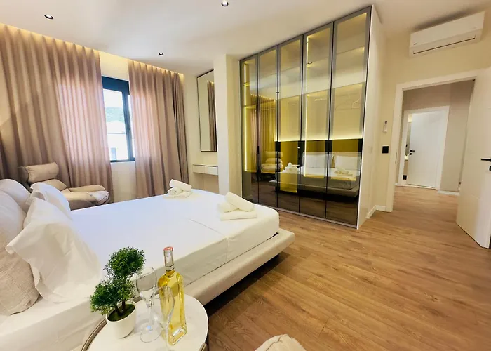 Seafront Penthouse With Sunset Views & Jacuzzi