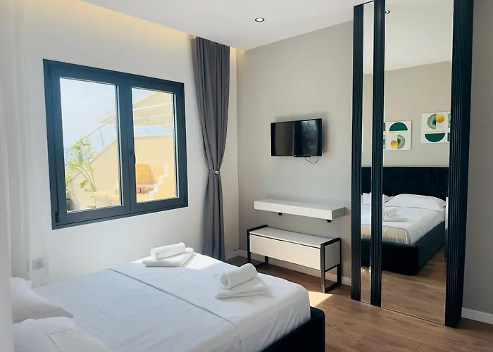 Seafront Penthouse With Sunset Views & Jacuzzi Vlora