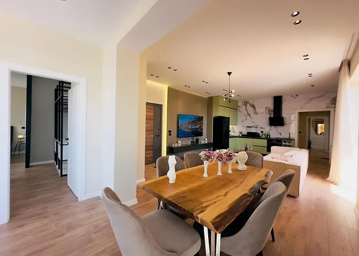 Apartman Seafront Penthouse With Sunset Views & Jacuzzi